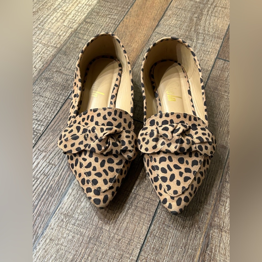 Cute animal print flats with bow. Size 7